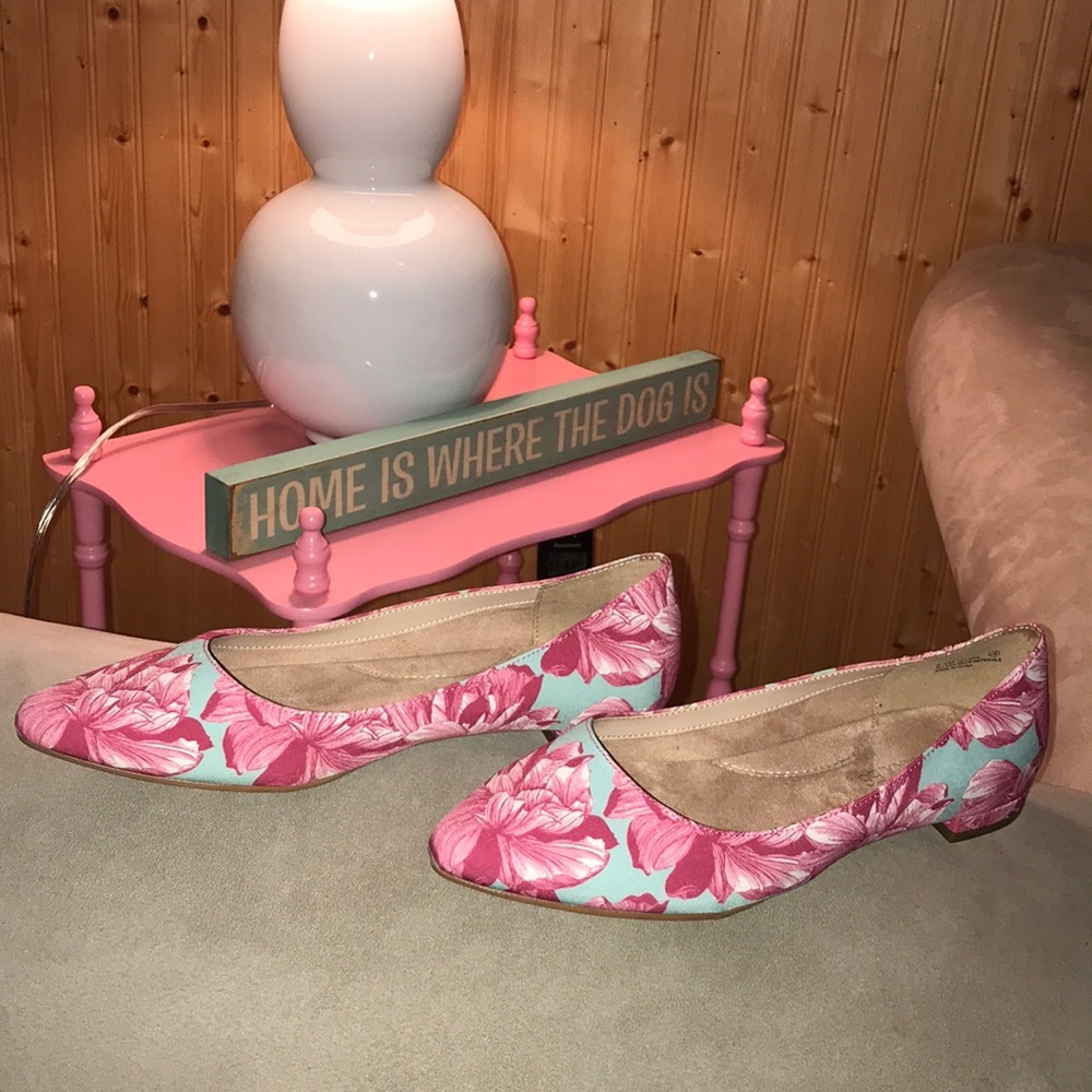 Pair of aerosoles flowered shoes 8.5